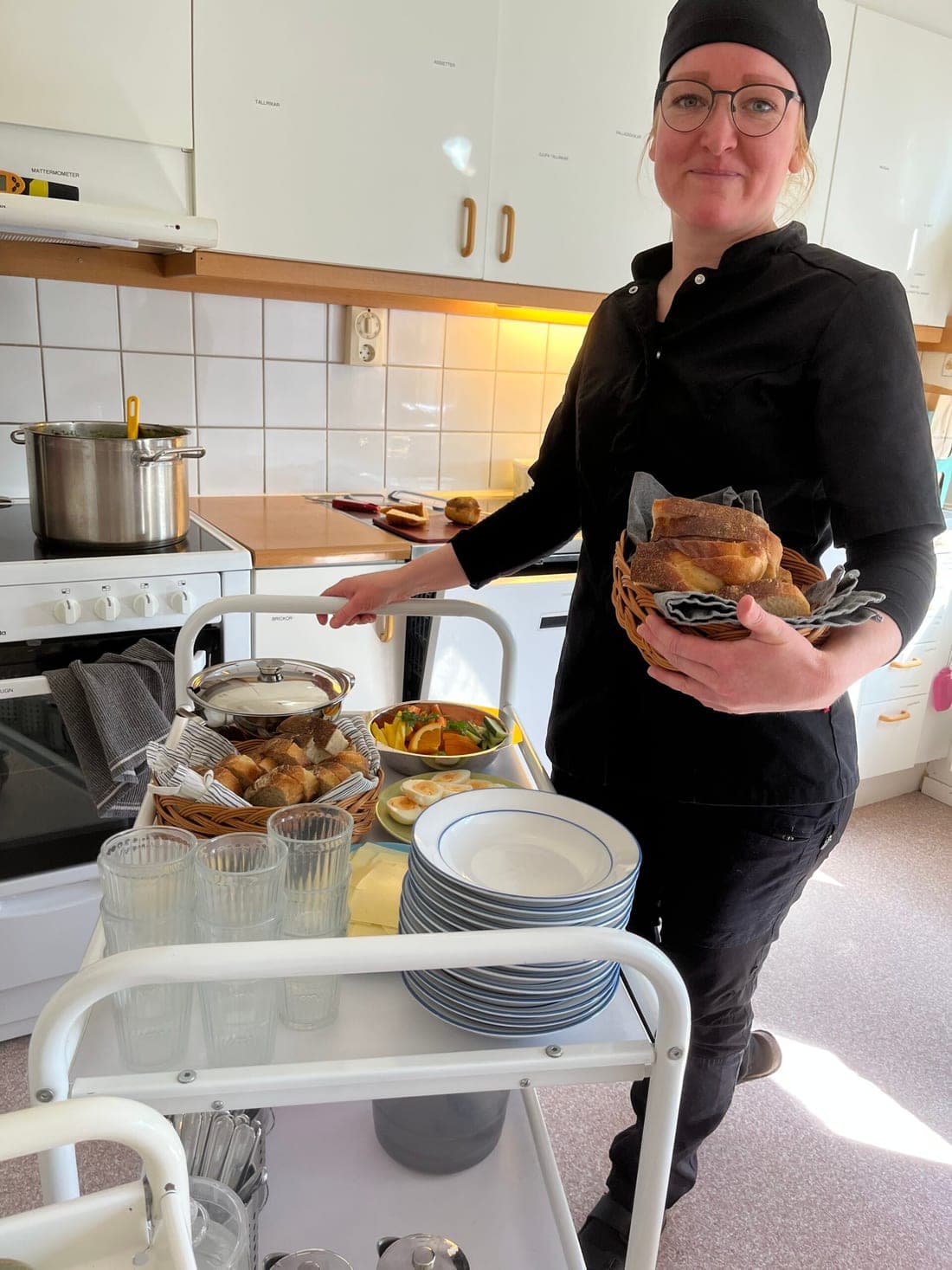 Emilie, Fröstugans kokerska, i köket.
